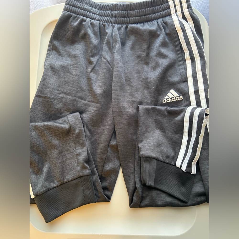 Adidas pants
Youth medium
Big Kid 10/12